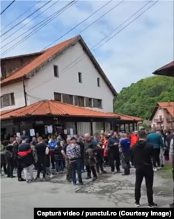 Localnici din Praid, adunați în fața sediului Salrom, pentru a cere explicații legate de situația de la salină.