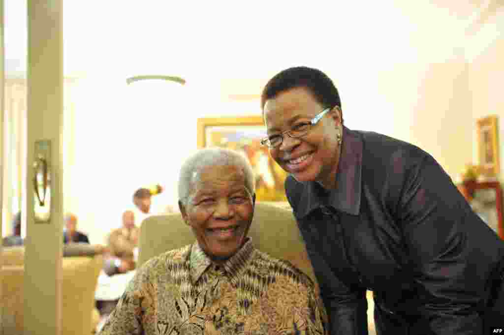 Nelson Mandela sa suprugom Graca Machel, 16. maj 2011. 