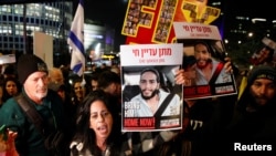 Эйнав Цангаукер с портретом сына Матана на акции за возвращение заложников, Тель-Авив, 10 февраля 2025 года