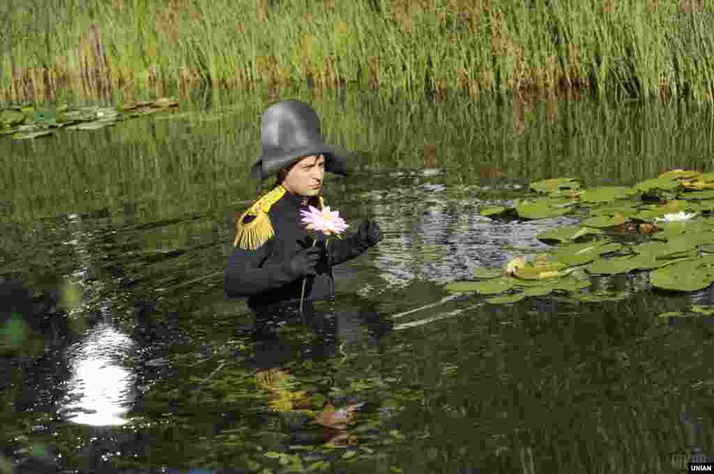Актор &laquo;Студії квартал 95&raquo; Володимир Зеленський в ролі Наполеона під час зйомок 3D-комедії російського режисера Марюса Вайсберга &laquo;Ржевський проти Наполеона&raquo; в Києві. 1 вересня 2010 року
