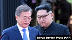 Mun Džae-in i Kim Džong Un na summitu 27. aprila 2018. u DMZ na granici dvije Koreje