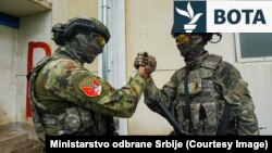 Përshëndetja mes dy ushtarëve gjatë stërvitjeve të përbashkëta të njësive speciale të ushtrive të Serbisë dhe Kinës.