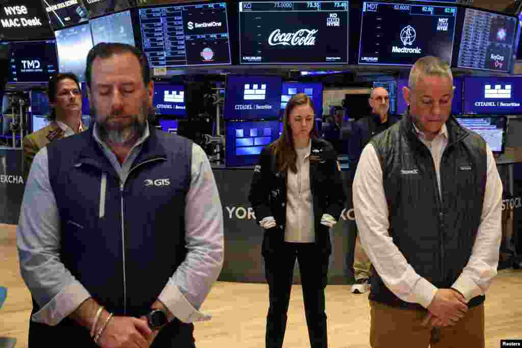 A New York-i tőzsde dolgozói egyperces csenddel emlékeztek meg az elhunyt pápáról