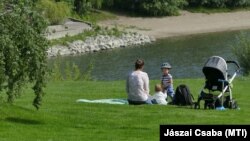 Egy GYES-en lévő anyuka 28 500 forintot kap az államtól.