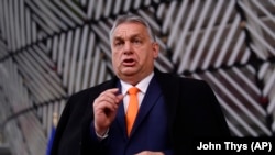 Orbán Viktor az Európai Tanács brüsszeli ülésére érkezik 2020. december 10-én.