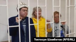Темирлан Султанбеков, Ирина Карамушкина и Роза Тюрксевер в зале суда. 