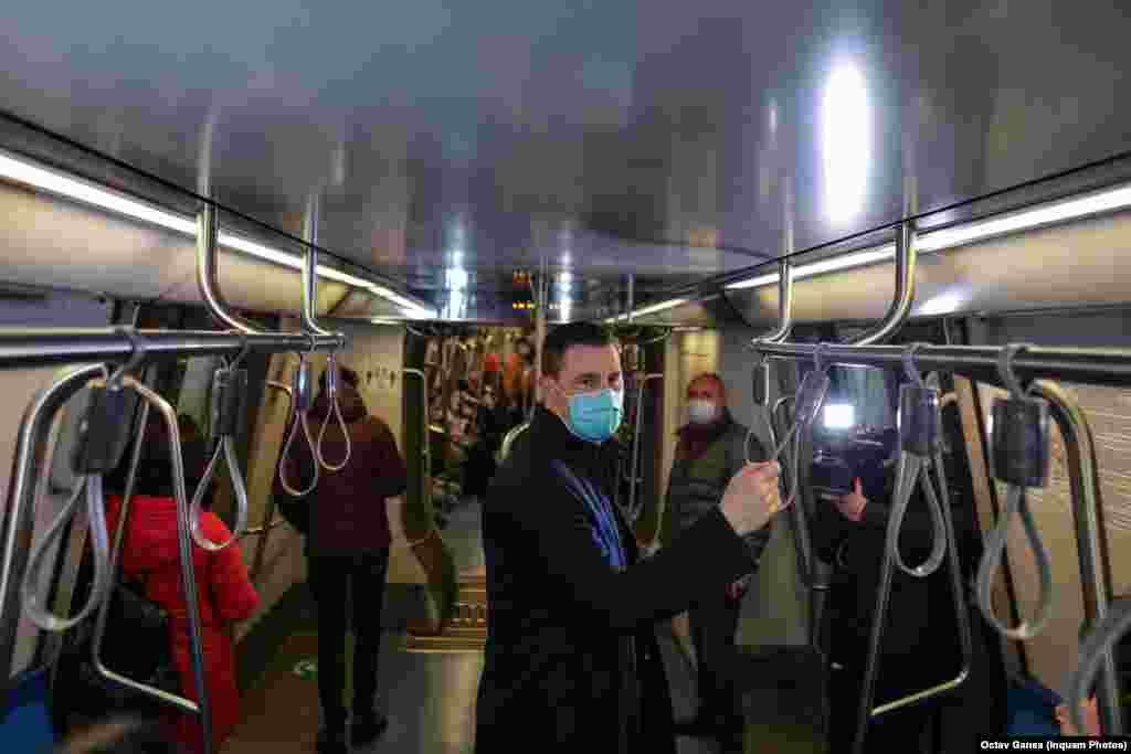 Tánczos Barna, Románia környezetvédelmi minisztere a bukaresti metrón.