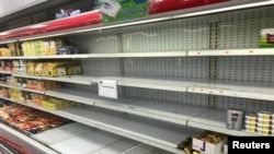 Prazne police na kojima su bili izloženi francuski proizvodi, nakon bojkota kuvajtskih supermarketa francuske robe, u Kuvajtu 25. oktobra 2020.