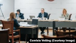 Члены комиссии «vetting» проводят собеседование с одной из судей Апелляционной палаты Центра.