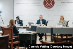 Судья Алла Малый отвечает на вопросы комиссии.