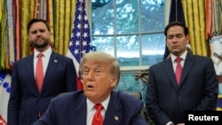 Дональд Трамп, вице-президент Вэнс и Рубио (справа) в Белом доме