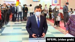 Претседателот Садир Јапаров гласа на референдумот за нов устав на Киргистан, 11.04.2021.