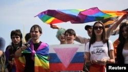 Aktivisti kažu da se novi zakon, koji LGBT aktivizam izjednačava s poticanjem nasilja ili distribucijom pornografije, koristi kako bi se Rusima odvratila pažnja od rata u Ukrajini. (foto: Gej prajd u Sankt Peterburgu 2017. godine.)
