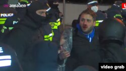 პოლიციელმა აქციის მონაწილის დაკავების დროს მასზე იძალადა.