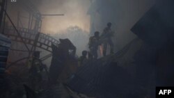 Echipajele ucrainene lucrează la stingerea unui incendiu în Kiev, în urma unui atac cu rachete rusești. 6 aprilie.