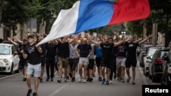 Pripadnici krajnje deasničarskih i huliganskih grupa na protestu protiv održavanja festivala "Mirdita, dobar dan", 27. jun 2024.