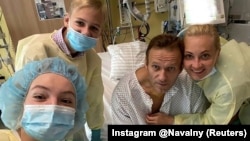 Aleksej Navaljni sa porodicom u bolnici