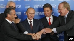 Potpisivanje sporazuma o izgradnji gasovoda Južni tok u Sočiju 2011. Krajnje lijevo je predstavnik Wintershalla Harold Schwager. Rusiju su na ceremoniji predstavljali tadašnji premijer Vladimir Putin (u sredini) i šef Gazproma Aleksej Miller (drugi s desna).