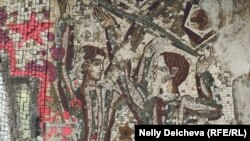 Мозайки от външния кръг, "декорирани" и с графити