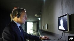 Ministar vanjskih poslova Nizozemske Caspar Veldkamp posmatra predmete pronađene u masovnim grobnicama, koji su dio izložbe "Životi iza polja smrti" otvorene u Memorijalnom centru Srebrenica u Potočarima.