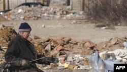 Građani Kosova na razne načine pronalaze zaradu, na fotografiji čovek prikuplja željezo, Priština, arhivska fotografija