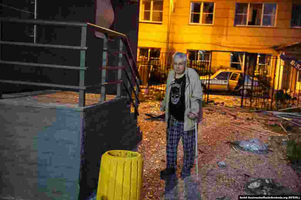 Lokalni stanovnik fotografisan ubrzo nakon što je njegova stambena zgrada pogođena tokom ruskih napada