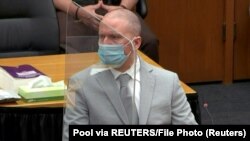 Дерек Шовин за време на изрекувањето на пресудата во Минеаполис, Минесота, САД. 25 јуни 2021 година.