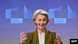 Ursula von der Leyen, az Európai Bizottság elnöke sajtótájékoztatót tart Brüsszelben 2023. november 8-án