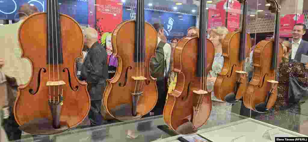 Atmosfera din foaierul Sălii Palatului este realmente înnobilată de cele câteva vitrine cu instrumente muzicale, proiect al Asociației Artiștilor Lutieri din România. Realmente, o bucurie. Căldura lemnului și rima implicită cu ce se întâmplă în sală au upgradat cu eleganță și discreție designul unui spațiu sec. Reamintim, Sala Palatului nu e sală de concerte. Bucureștiul are nevoie de una. 