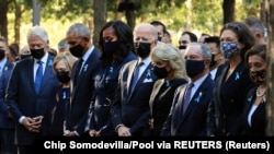 Траурная церемония в Нью-Йорке: (слева направо) Билл и Хиллари Клинтон, Барак и Мишель Обама, Джон и Джилл Байден, Майкл Блумберг и Дайана Тэйл.