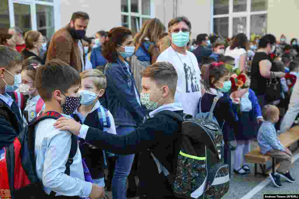 În localităţile în care incidenţa cumulată a cazurilor în ultimele 14 zile este mai mare de 6/1.000 de locuitori, până la instituirea măsurii carantinei, se permite participarea zilnică, cu prezenţă fizică la cursuri în unităţile de învăţământ, a tuturor antepreşcolarilor, preşcolarilor şi elevilor din învăţământul special cu respectarea şi aplicarea tuturor normelor de prevenire a răspândirii infecţiilor cu SARS-CoV-2 şi participarea în sistem online a tuturor celorlalte categorii de elevi.