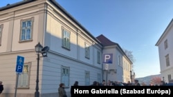 Az Úri utca 72.: "Kérdés, hogy szükséges-e közpénz milliárdokat fordítani olyan luxustételekre, mint például cédrusfa székek, stb., egy a köz által alig használt ingatlan felújításánál"– jelentette ki a volt polgármester