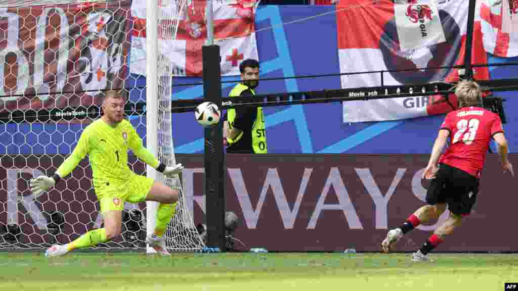 За несколько секунд до конца игры Саба Лобжанидзе мог вывести Грузию вперед, но пробил над перекладиной