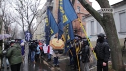 Фальшфеєри під консульством Росії у Харкові – відео