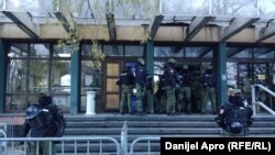 Pripadnici Žandarmerije ispred zgrade Višeg javnog tužilaštva i suda u Novom Sadu, 28. novembar 2024.