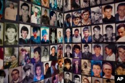 На 11 ноември 2017 г. снимки на загинали и изчезнали от клането в Сребреница през 1995 г. са поставени на стена в Женския съюз на Сребреница в Тузла, Босна.