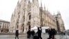 Turisti nose maske dok prolaze pored milanske katedrale, 2. mart