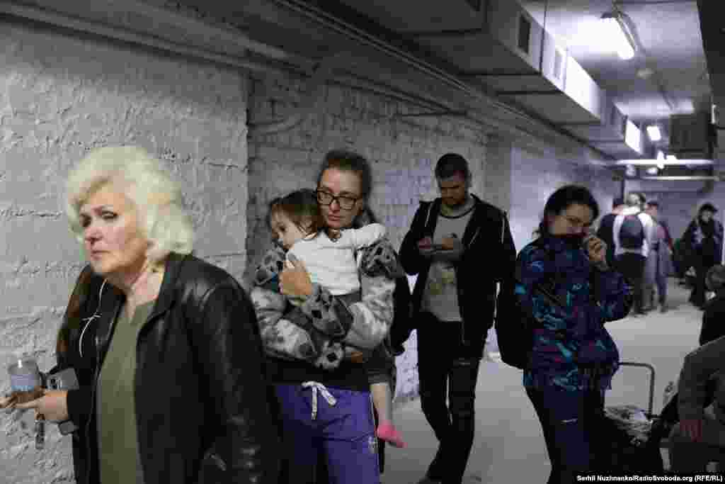 Люди идут в укрытие во время атаки РФ на Киев