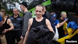 Prizonieri de război ucraineni după eliberarea din Rusia, pe 12 iunie, într-un loc nedivulgat. (Sursă: Președinția Ucrainei)