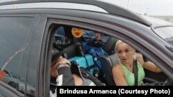 Cuplu de români reveniți în țară în concediu la Vama Nădlac II