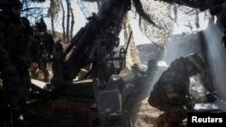 Militari ai Brigăzii 148 Artilerie Jitomir a Forțelor Armate ale Ucrainei se pregătesc să tragă cu un obuzier M777 către trupele rusești aflate pe linia frontului, în mijlocul atacului Rusiei asupra Ucrainei din regiunea Donețk - Ucraina, 8 februarie 2025. 