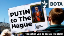 Protestuesit mblidhen pranë Gjykatës Ndërkombëtare të Drejtësisë në Hagë për të kërkuar arrestimin e presidentit rus, Vladimir Putin, 7 maj 2024.