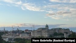 A Budai Vár a régi, és az "újépítésű" palotákkal