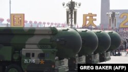 Raketat balistike të Kinës gjatë një parade ushtarake në Sheshin Tiananmen në Pekin më 1 tetor 2019. 