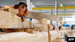 Дърводелци работят по дървото, което ще се превърне в основа на бъдещия шпил на "Нотр Дам". Оригиналният беше унищожен в пожара.