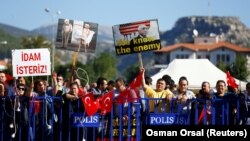 Pristalice Erdogana ispred suda u Mugli gdje su izrečene presude, 4. oktobar 2017.