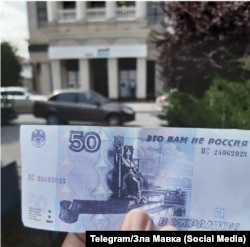 Акцию с искусственными российскими банкнотами активистки проводили три раза