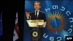 Десятки человек выстроились в очередь перед одним из отделений «Карту банка», принадлежащего оппозиционному политику Бидзине Иванишвили, чтобы пожертвовать немного денег его политическому движению