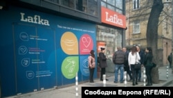 Хора се тълпят пред централата на Lafka веднага след фалита на веригата. Февруари 2020 г.