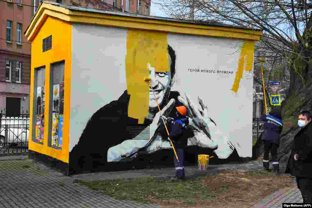 Во февруари, судот во Москва пресуди дека Навални ги прекршил условите за условна казна од стариот случај за проневера додека тој бил на лекување во Германија. 